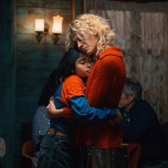 La jeune Lidia serrée dans les bras de sa mère adoptive Flamenco