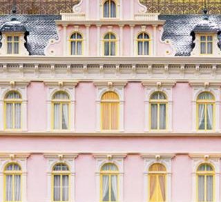 The Grand Budapest Hotel : Wes Anderson épate - la critique